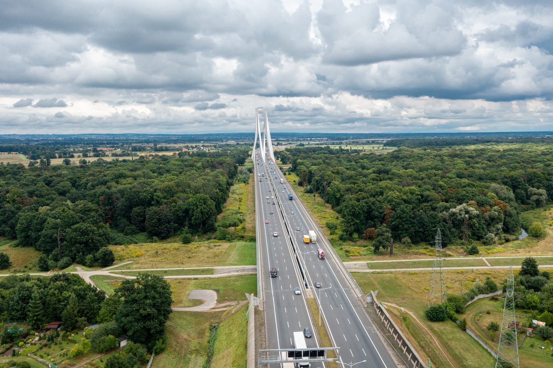 Most nad doliną z przejeżdżającym zestawem ciężarowym New MBK