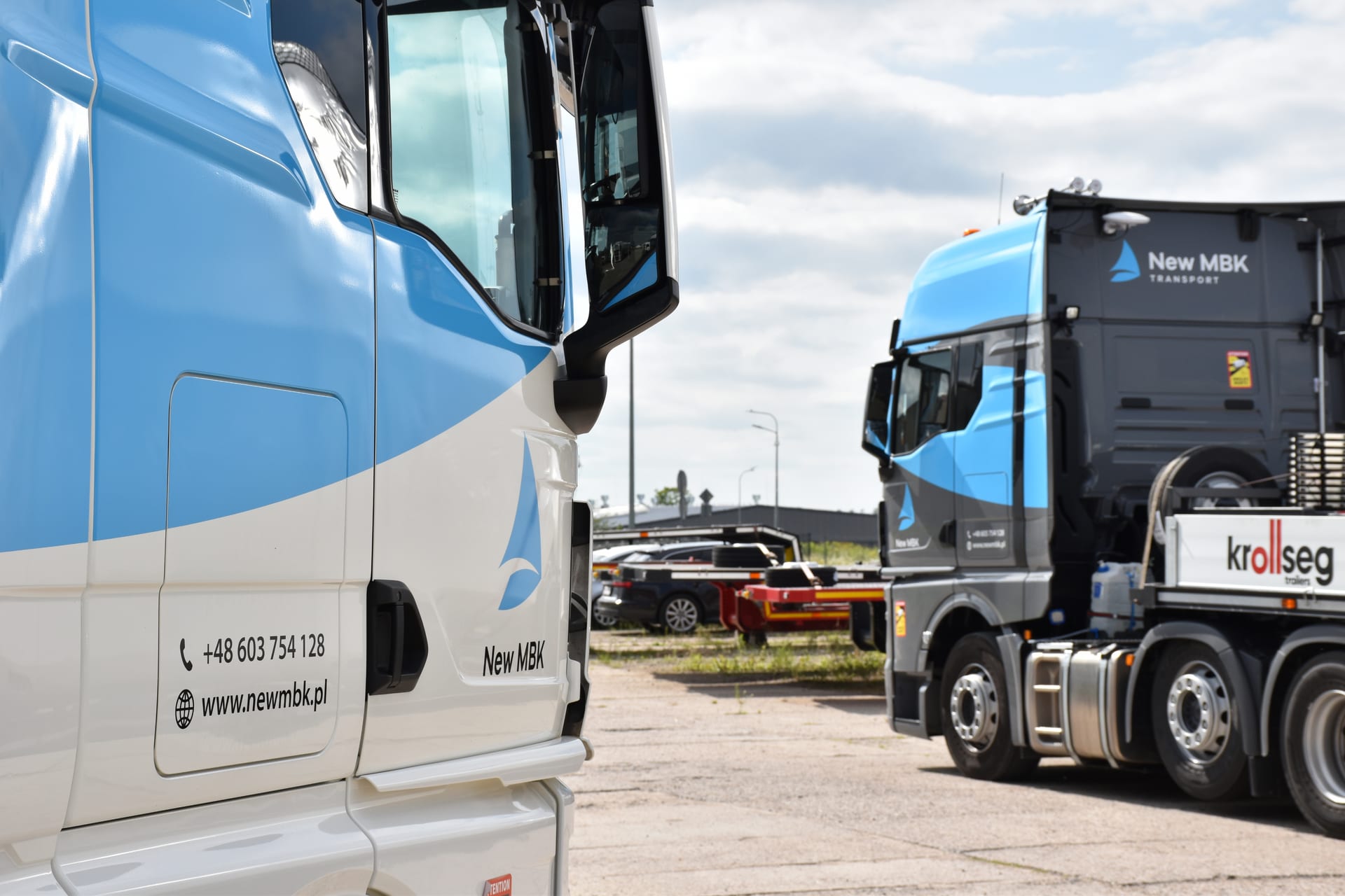 Flota pojazdów New MBK i naczepa Krollseg na placu manewrowym