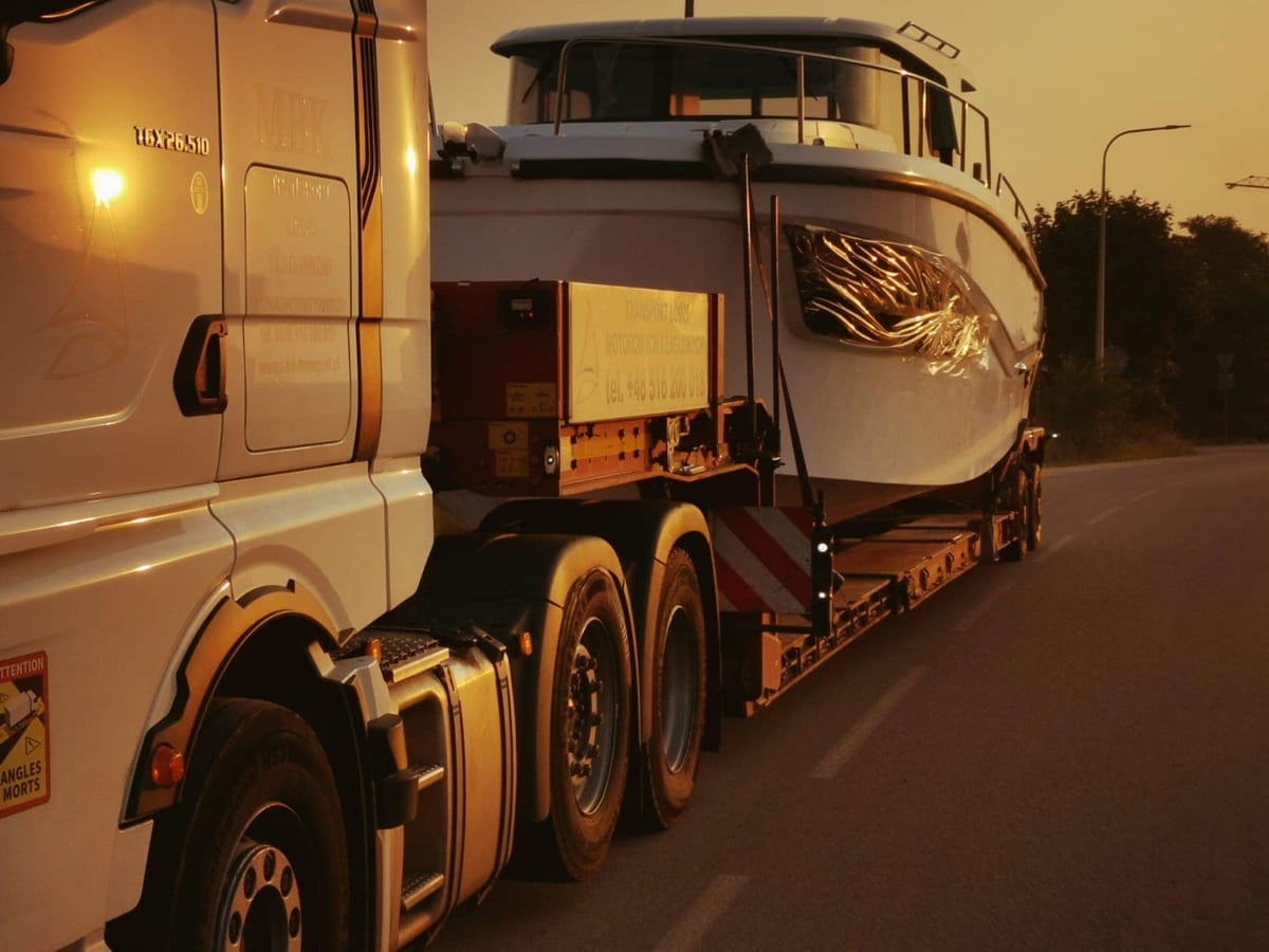 Naczepa niskopodwoziowa z zabezpieczonym ładunkiem ponadnormatywnym