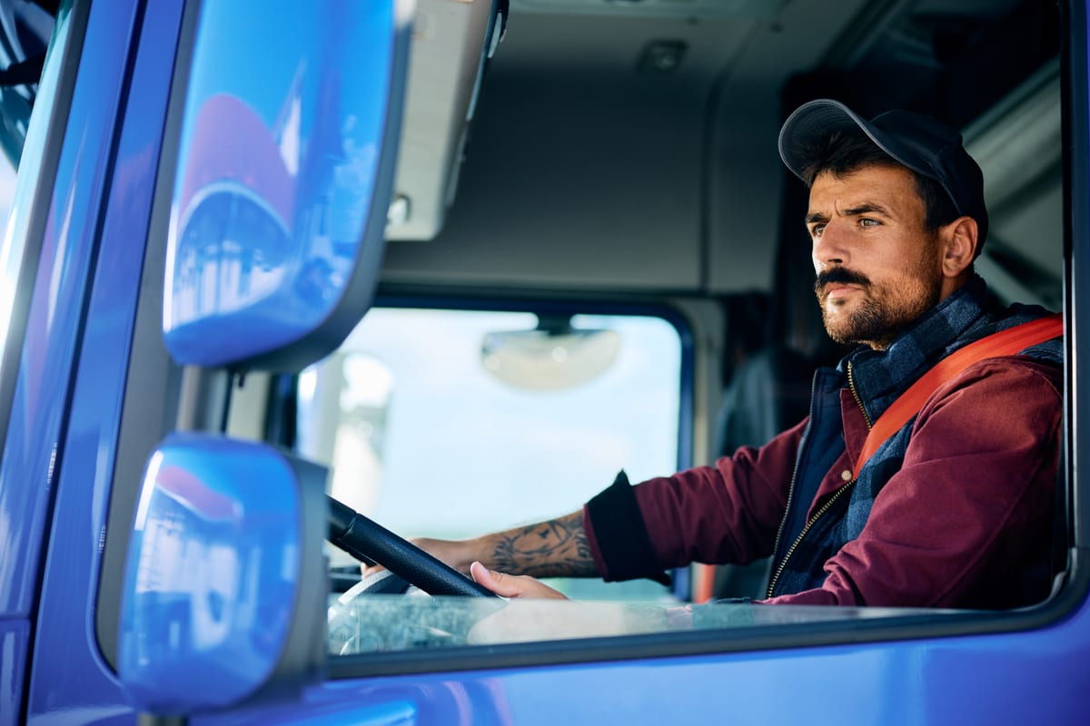 Kierowca New MBK za kierownicą ciągnika siodłowego