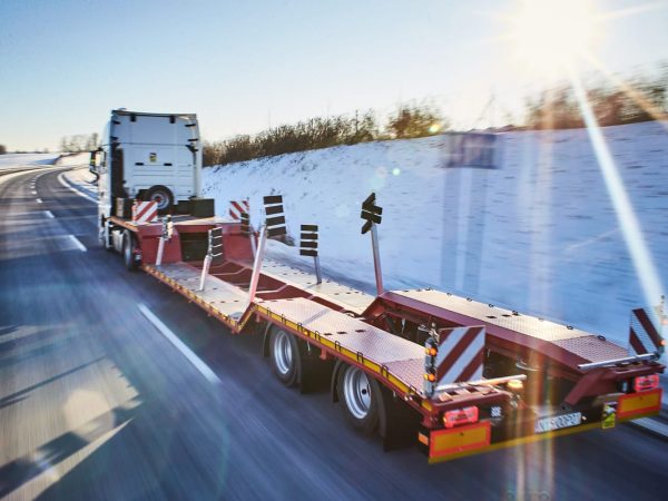 Naczepa niskopodwoziowa New MBK w trasie – transport Kraków – Lazurowe Wybrzeże
