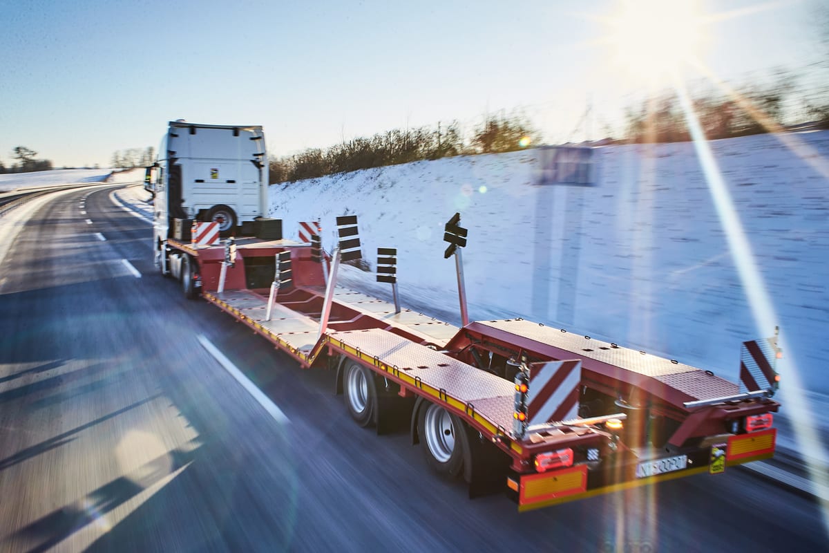 Naczepa niskopodwoziowa New MBK w trasie – transport Kraków – Lazurowe Wybrzeże